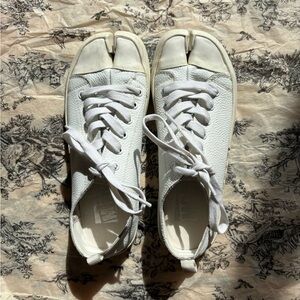 White Tabi Style Split-Toe Sneakers Women’s 5.5 US